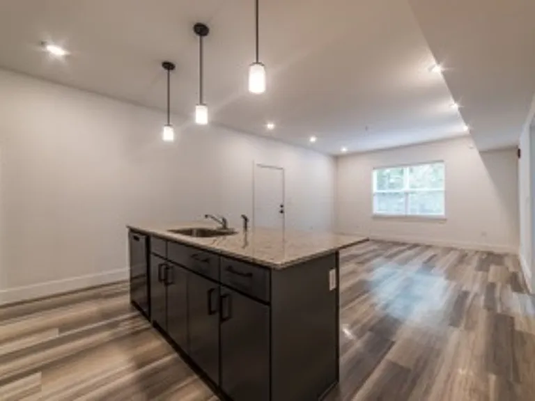South Creekside Apartments — Photo 16
