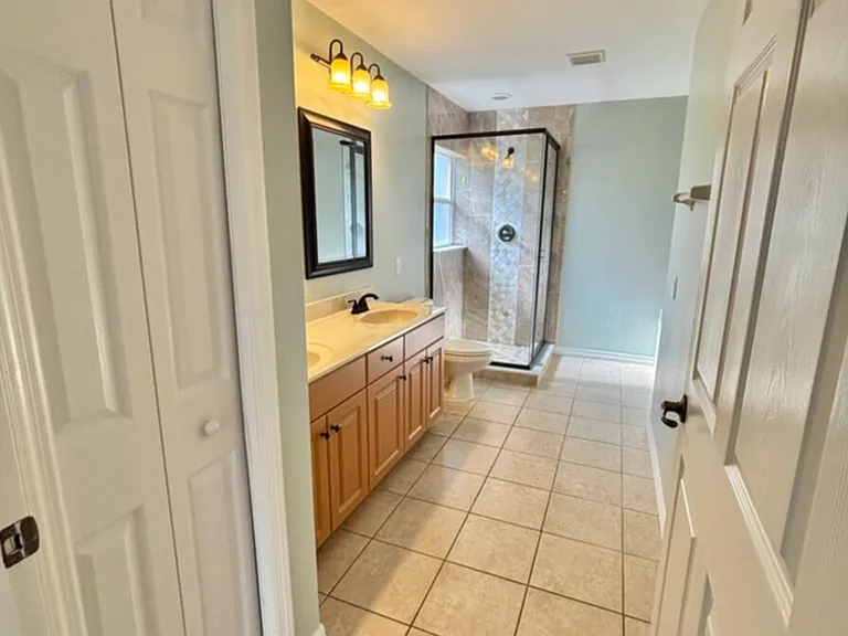 1405 Trafalgar Pkwy — Photo 31