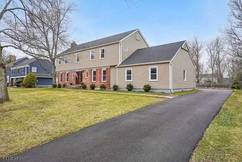 18 Juniper Way photo 1
