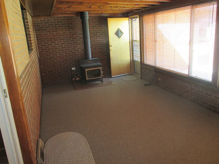 Large sun room with new carpet!
10 feet X 22 feet