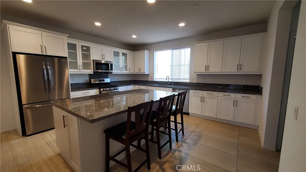 4 bed, 3.5 bath, 2242 sqft, $3,700 — Photo 3