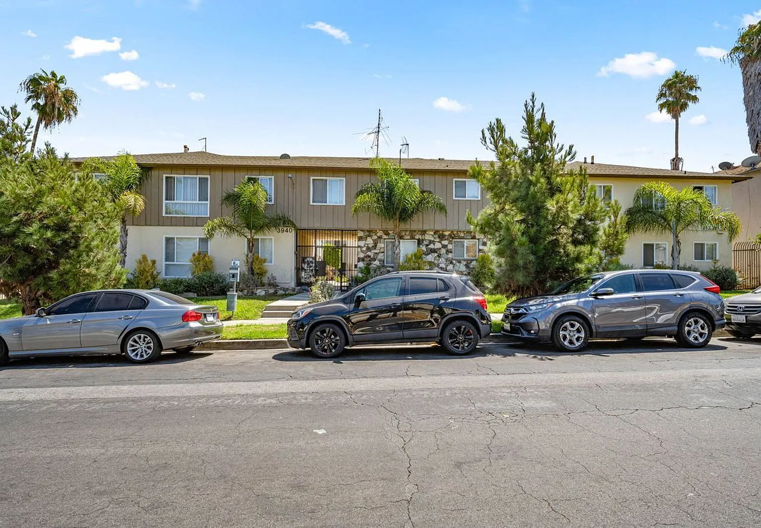 2 bed, 1.0 bath, 825 sqft, $2,076 — Photo 1