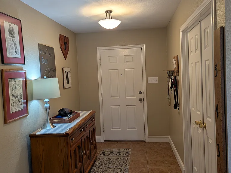 1217 Oak Hollow Ln — Photo 3