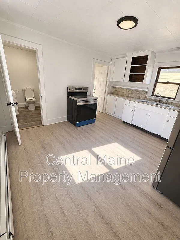 3 bed, 1.0 bath, $1,650 — Photo 2