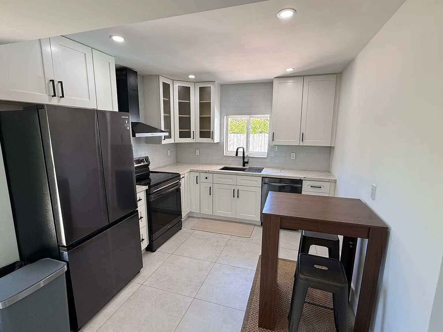 3 bed, 2.0 bath, 2054 sqft, $3,300 — Photo 4