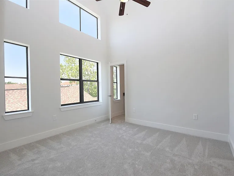816 W 22nd St — Photo 9