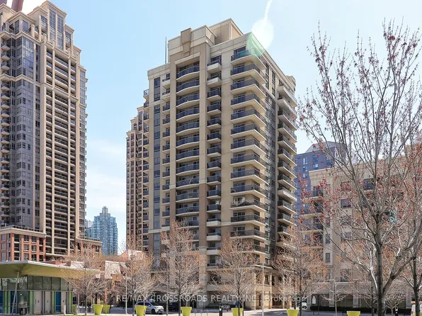 350 Princess Royal Dr #703, Mississauga, ON L5B 4N1