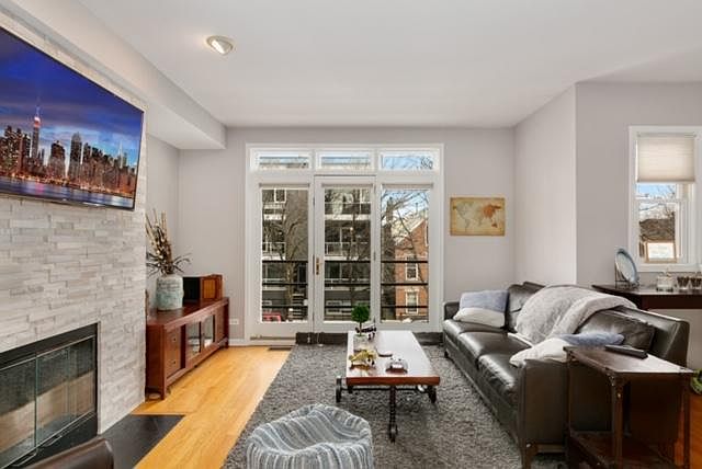 1st image of 2333 N Leavitt St APT 2S