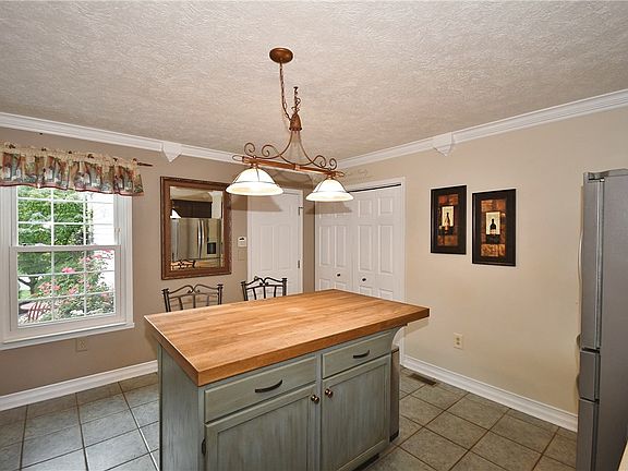 3rd image of 1461 Yorktown Dr