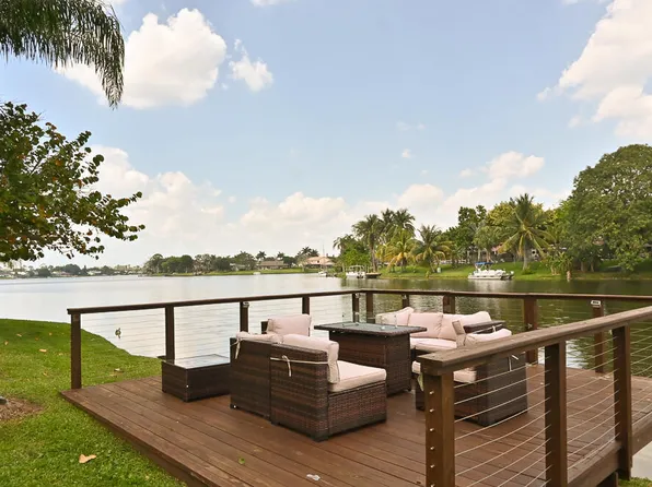 12828 Meadowbreeze Dr, Wellington, FL 33414