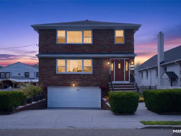 28 1st St, Wallington, NJ 07057