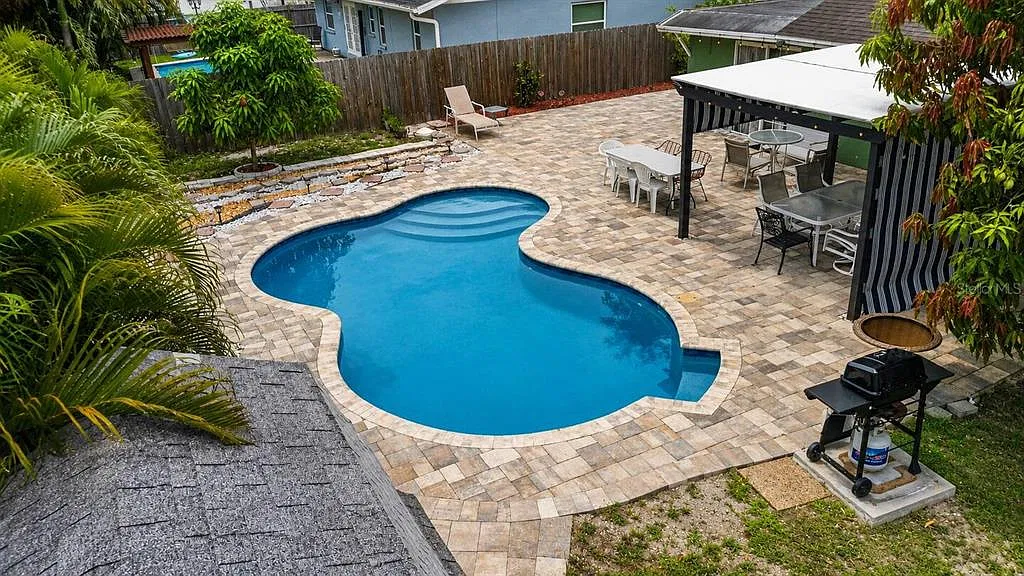 3 bed, 2.0 bath, 1220 sqft, $3,250 — Photo 4
