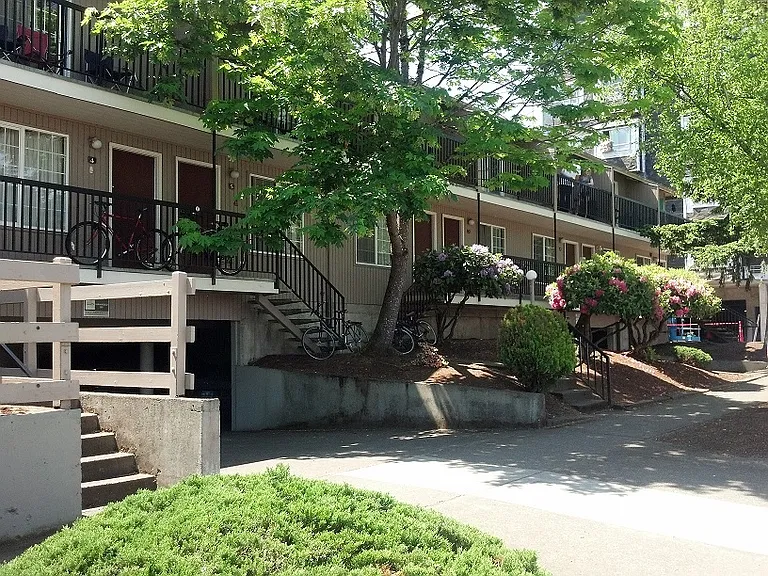 Hayward — Photo 40