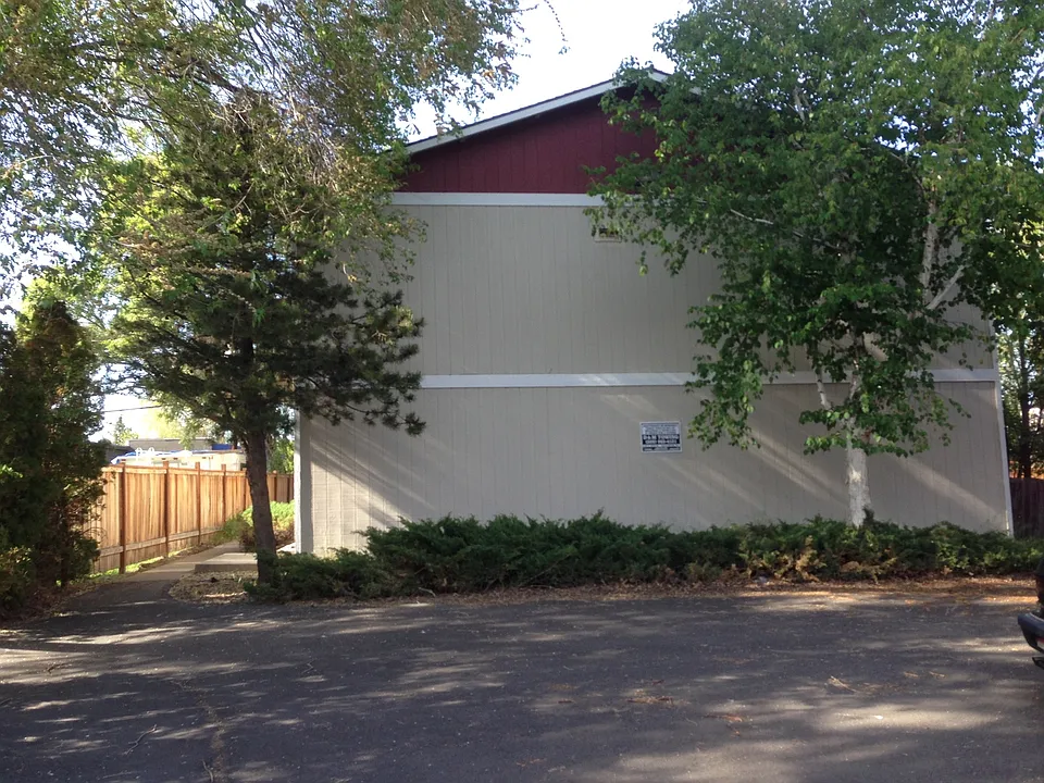 907 E 8th Ave
