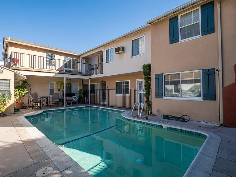 4920 Cahuenga Blvd — Photo 18
