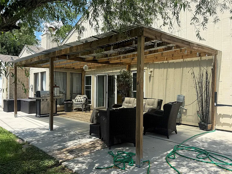 2358 Binley Dr — Photo 37