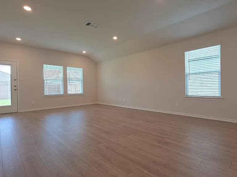 347 Boxwood Dr — Photo 12