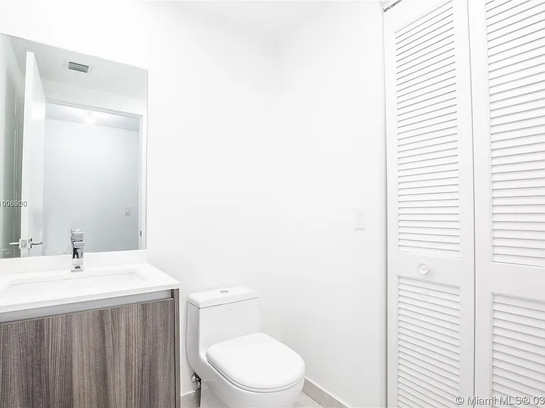 488 NE 18th St #2200 — Photo 13