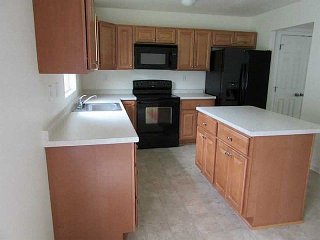 2nd image of 10 Sassafras Ln
