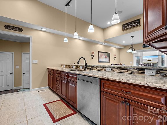 5th image of 1315 Pear Dr