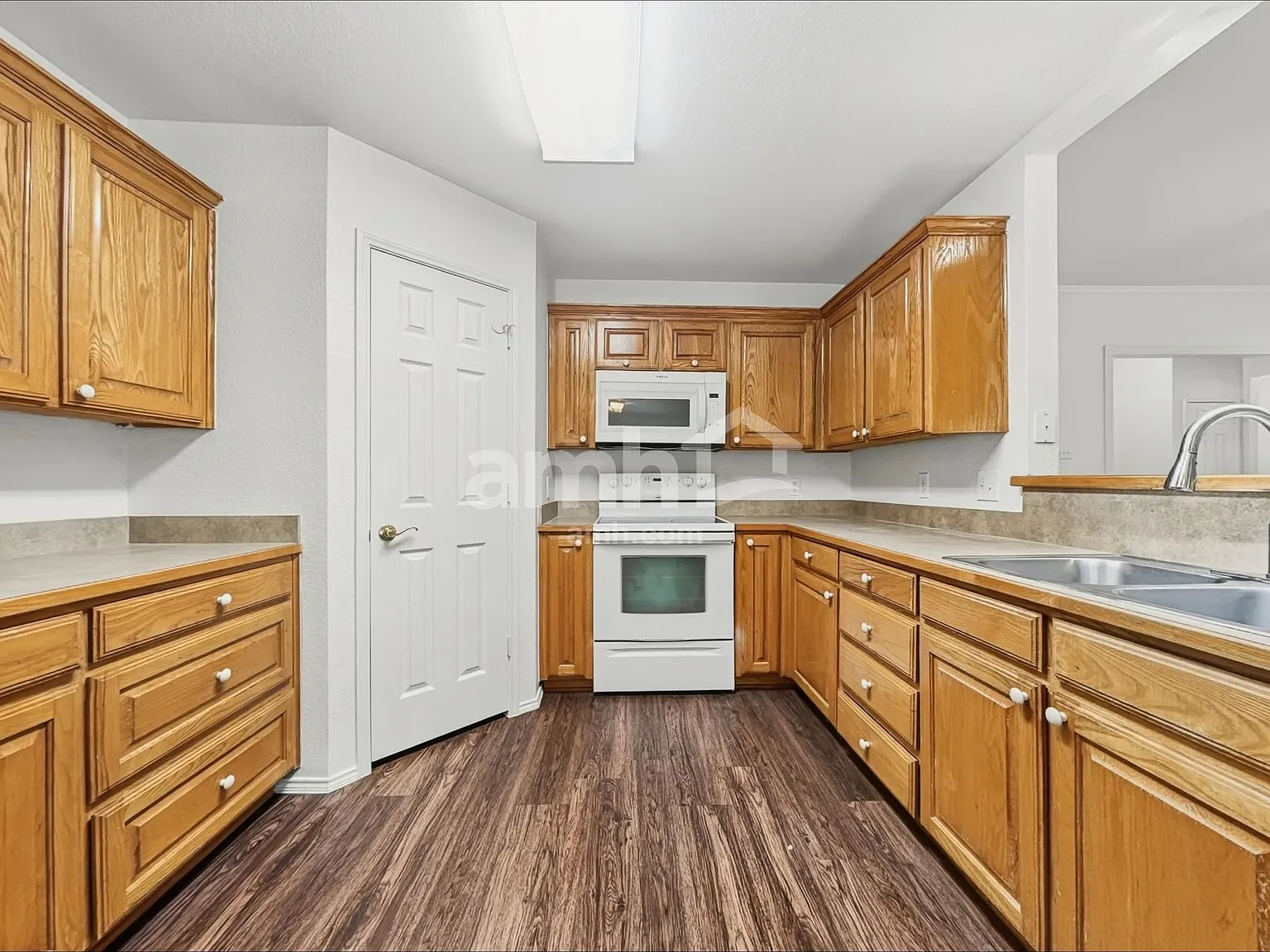3 bed, 2.0 bath, 2086 sqft, $2,260 — Photo 3