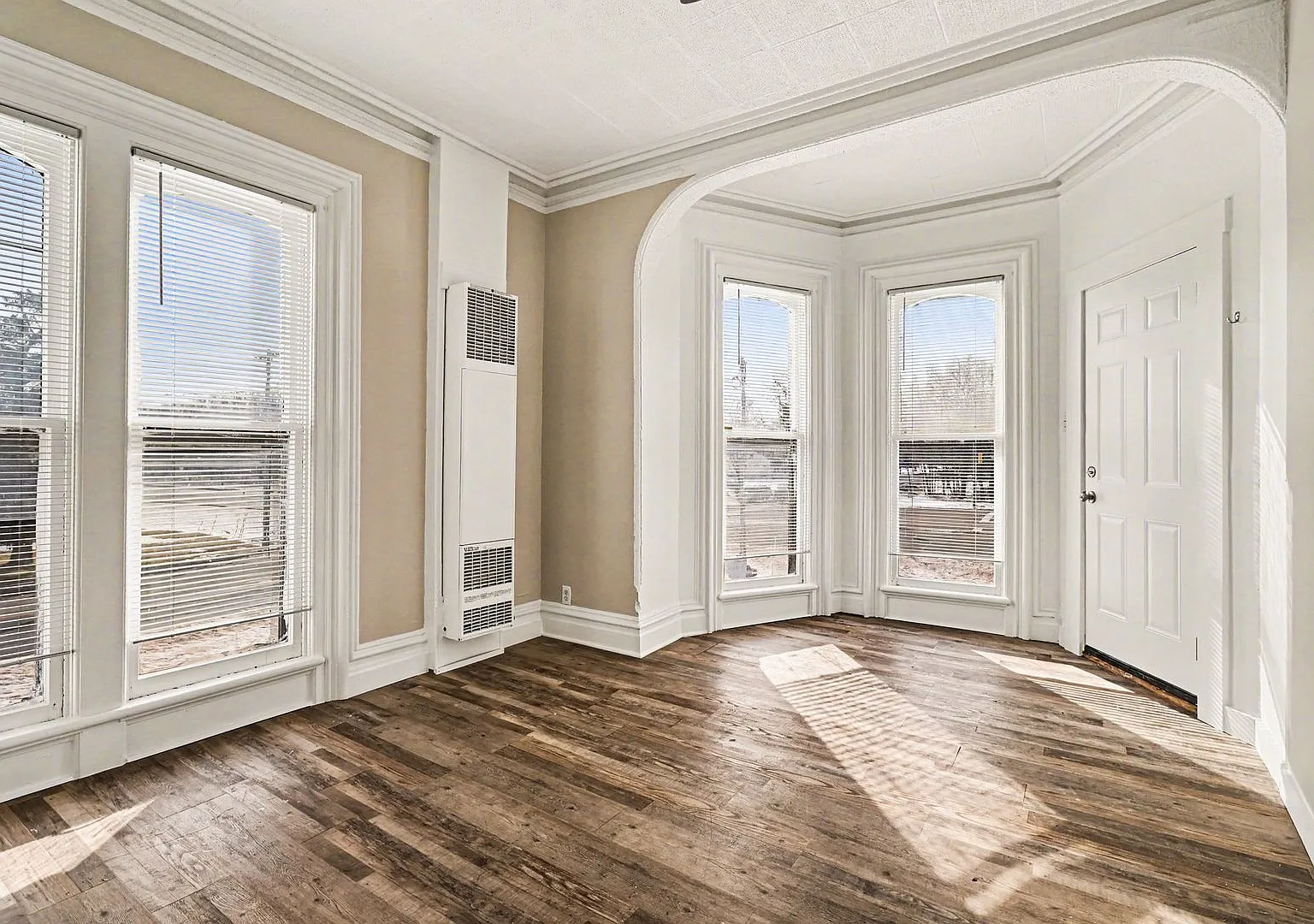 Summer Move In Special- $300 Off Your Move-In - Renovated 1 Bedroom 1 Bath Apartment- $798 — Photo 2