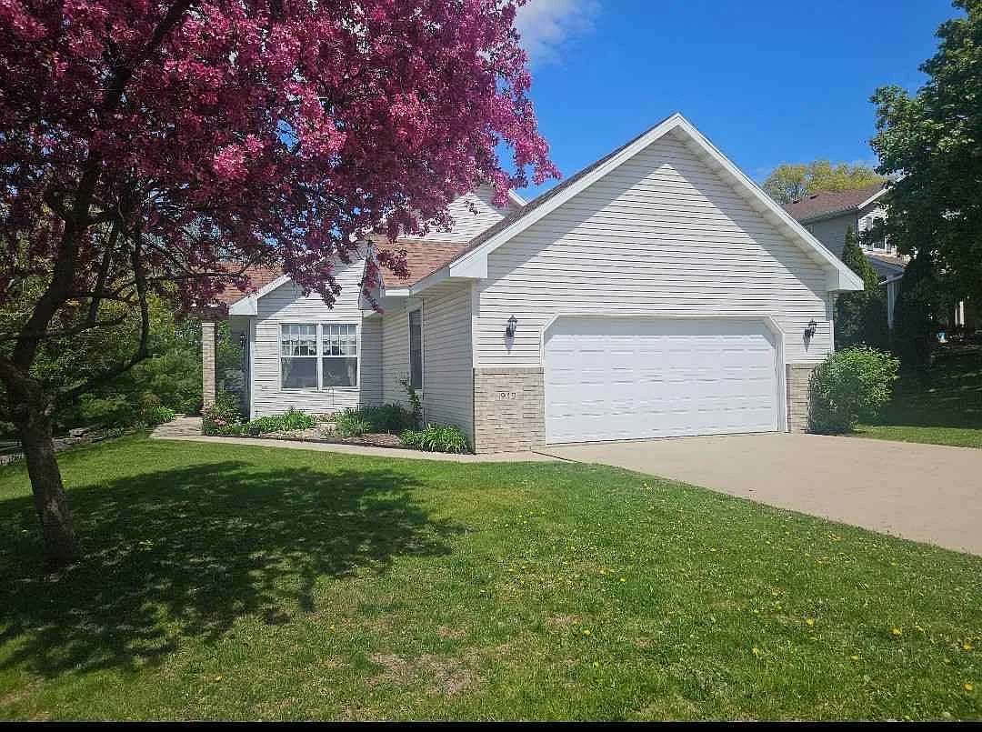 4 bed, 3000 sqft, $2,795 — Photo 2