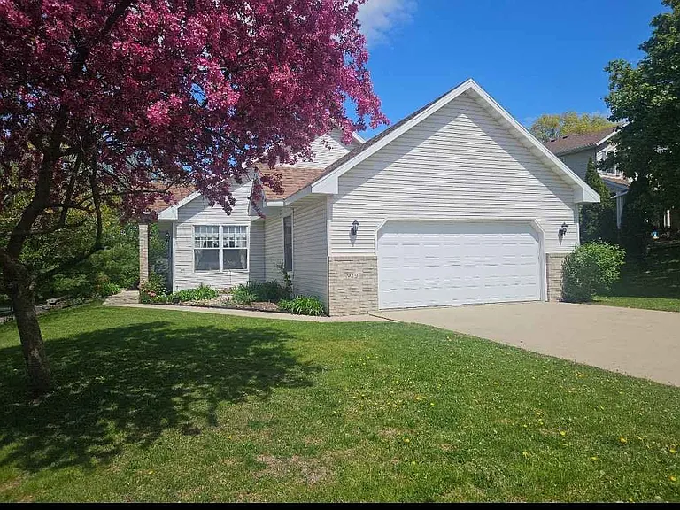 919 Baird Ln NE — Photo 2