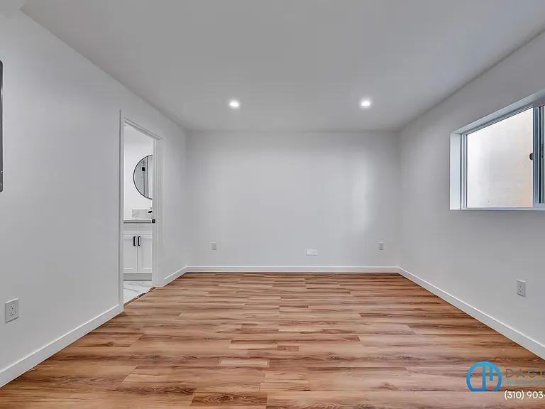 11845 Hamlin St — Photo 7