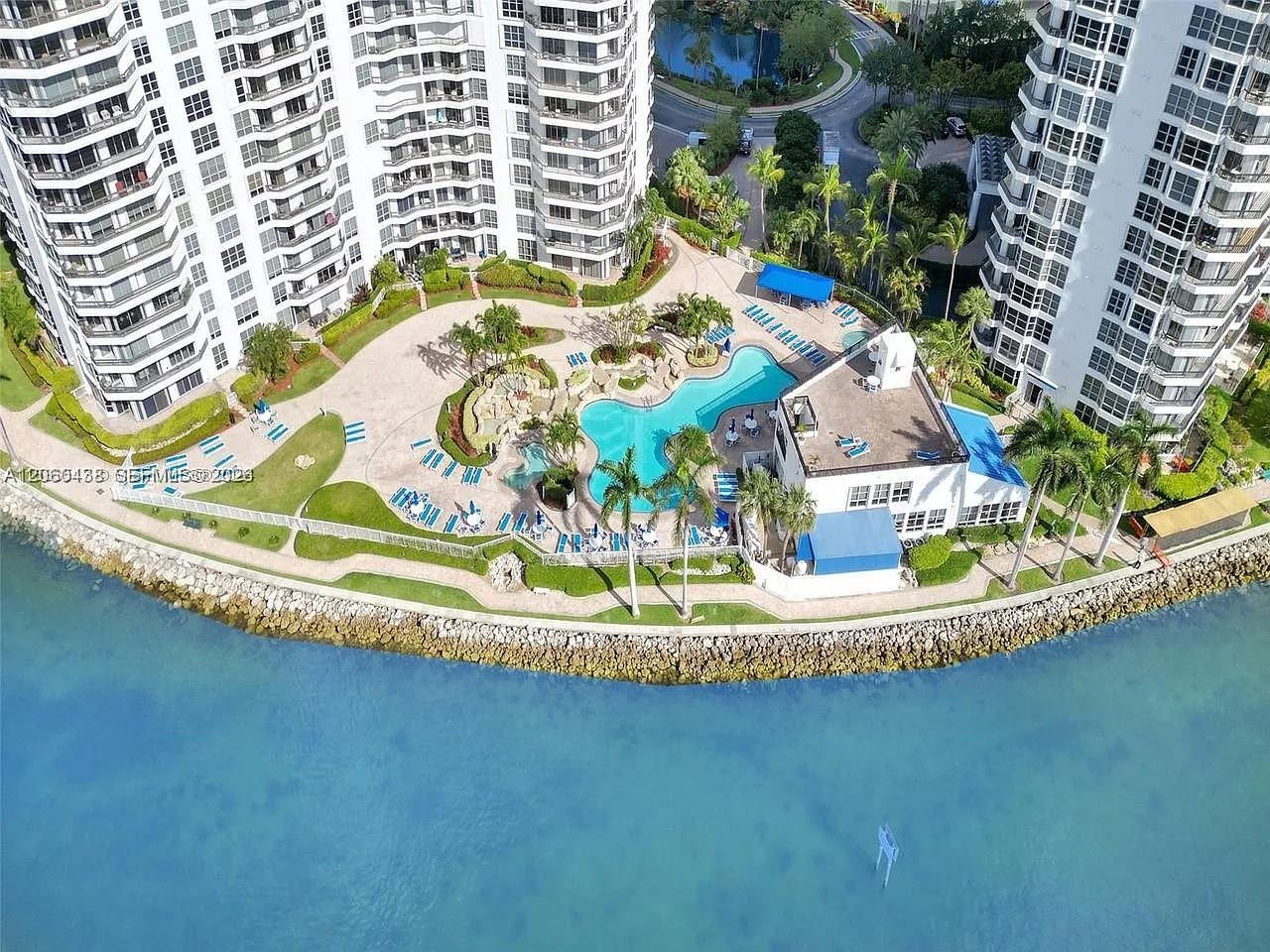 Mystic Pointe Condo No Th — Photo 2