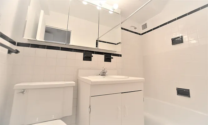 Rented by Manhattan Realty Group | media 6