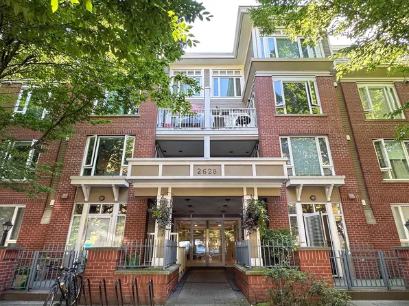2628 Yew St #204, Vancouver, BC V6K 4T4