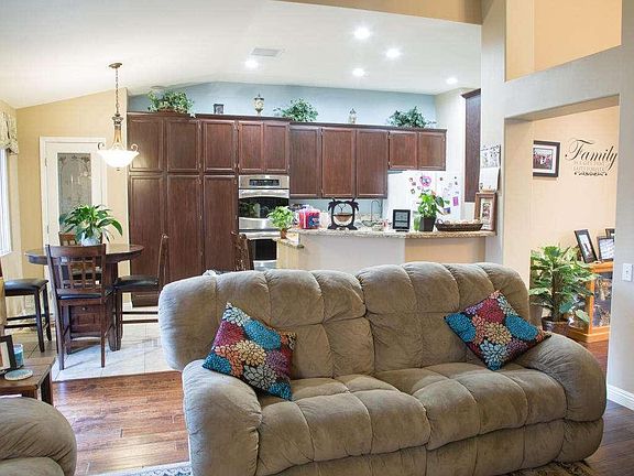 4th image of 2652 Waverly Ave