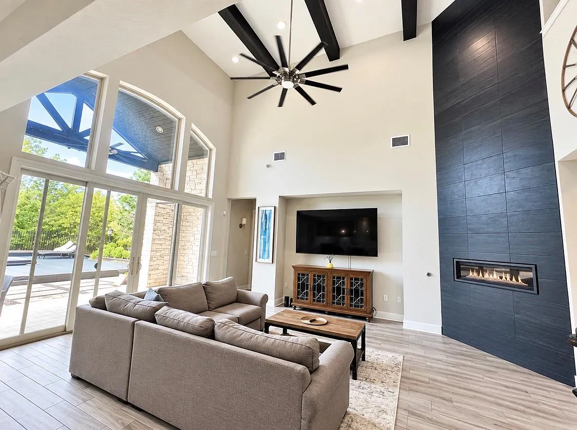 4 bed, 4.0 bath, 3760 sqft, $3,900 — Photo 4
