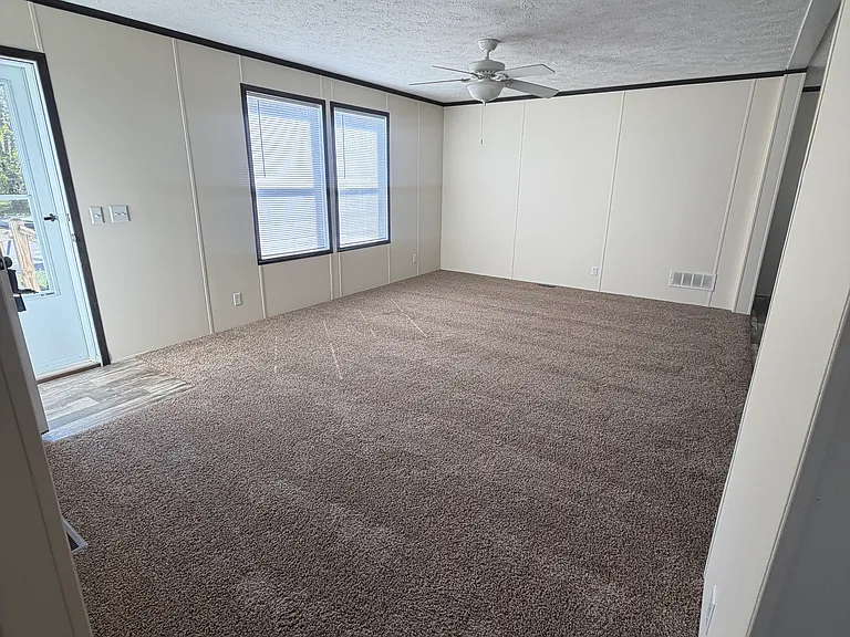 109 E Suffolk Ct — Photo 6