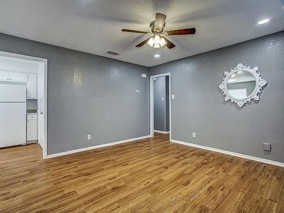 4th image of 406 Claire Ct