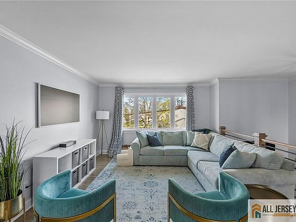4th image of 275 Alden Ave