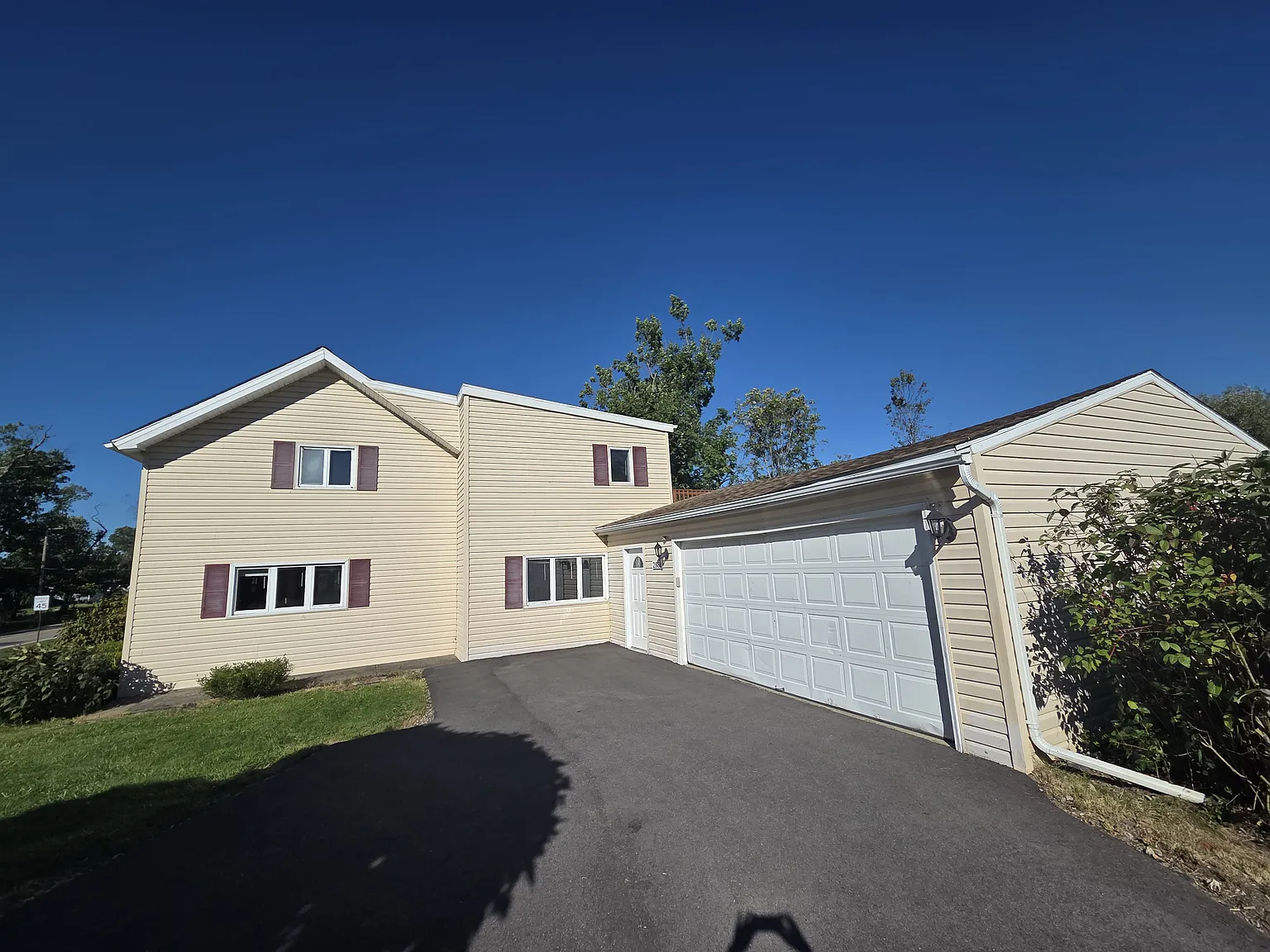 4 bed, 2100 sqft, $2,490 — Photo 2