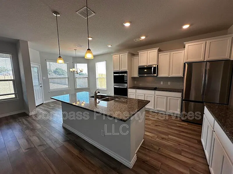5 bed, 2.5 bath, 2000 sqft, $2,800 — Photo 4