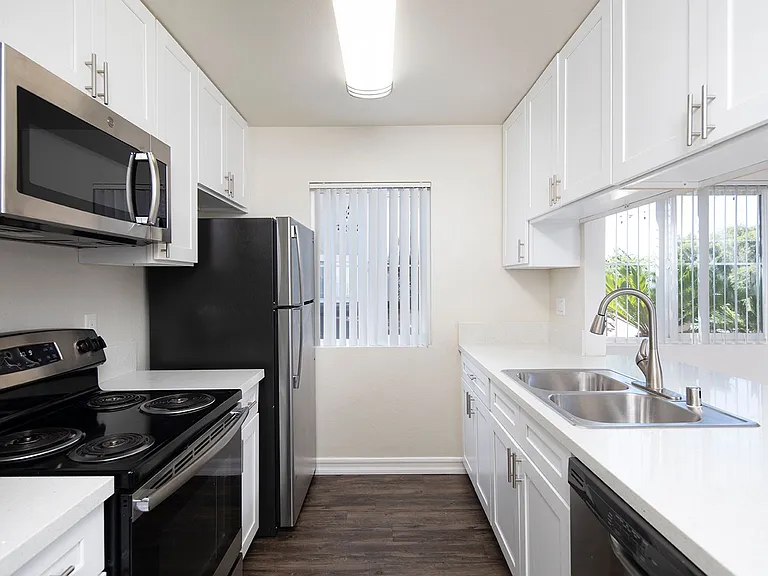 Mission Pacific Apartments — Photo 43