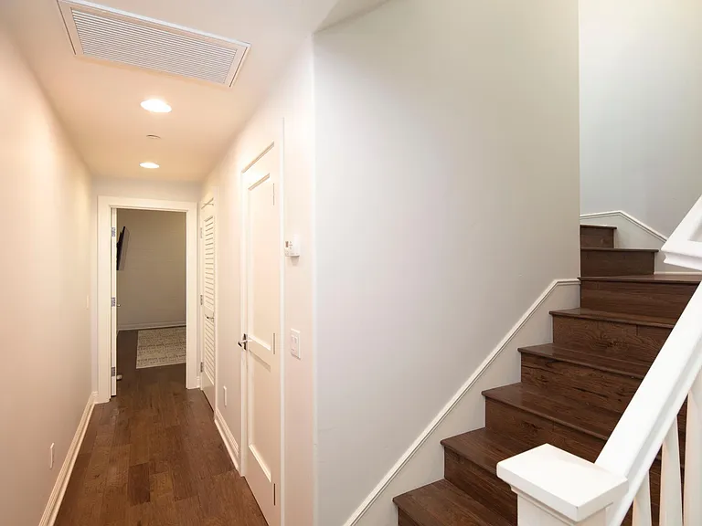 553 Stratford Ct — Photo 27