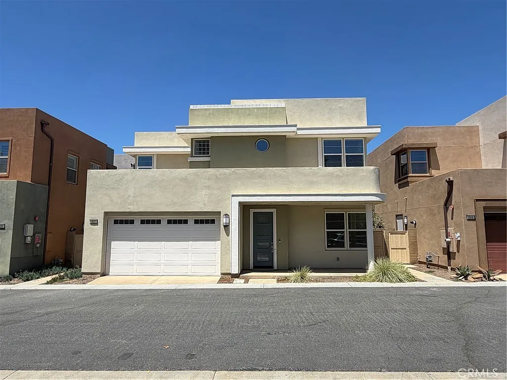 3 bed, 2.5 bath, 2013 sqft, $4,900 — Photo 2