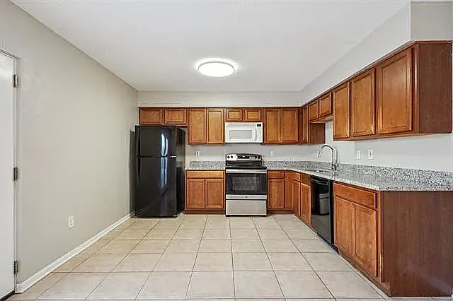 1635 Newport Pl #12 — Photo 9