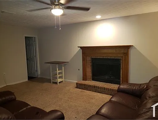 5 bed, 2520 sqft, $3,200 — Photo 4