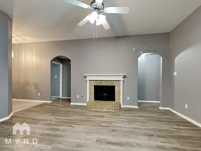 1815 Sherwood Forest Cir — Photo 4