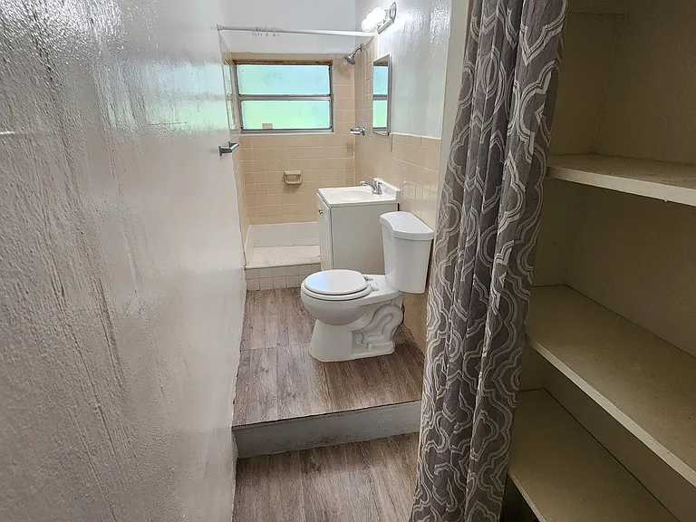 715 SW 4th St #4 — Photo 8