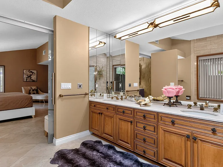 216 W Kavenish Dr — Photo 14