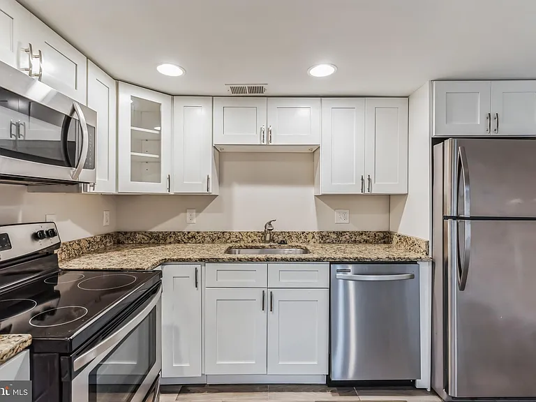 1213 Staples St NE #B — Photo 8