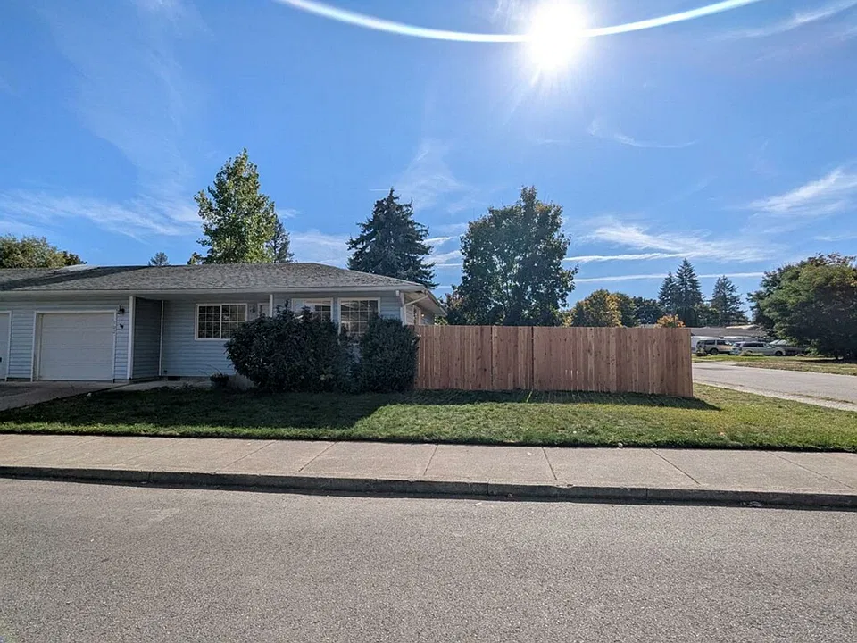702 E Spokane Ave