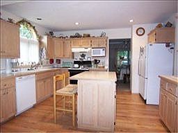 2nd image of 323 McIndoe St
